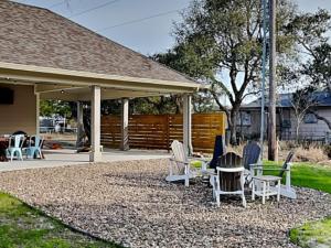 un gruppo di sedie e tavoli sotto un padiglione di Holiday Hideaway a Rockport