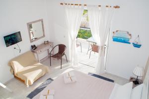 1 dormitorio con cama, escritorio y ventana en Heracles Guesthouse, en Rovies