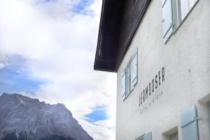 Nespecifikovaný výhled na hory nebo výhled na hory při pohledu z hotelu