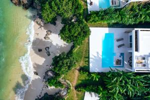 uma vista aérea de uma casa e da praia em Ycona Eco-Luxury Resort, Zanzibar em Dikoni