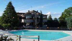 Bazén v ubytování AgriHotel Villa Ambra nebo v jeho okolí