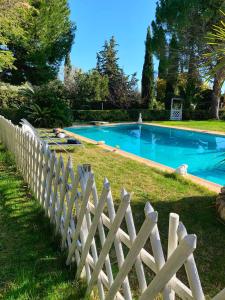una valla blanca frente a una piscina en Villa Empereur, Piscine, Sanary Bandol, en Sanary-sur-Mer
