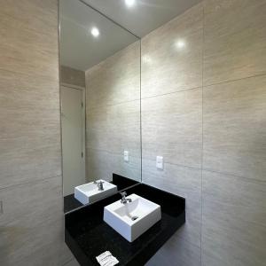 Baño con 2 lavabos y espejo en ONIX AGUAS CLARAS, en Salvador