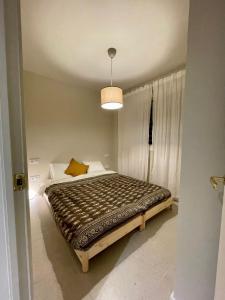 ein Schlafzimmer mit einem Bett in einem Zimmer in der Unterkunft Casa Alba in San Pol de Mar