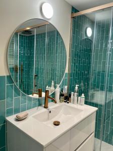 W łazience znajduje się umywalka i lustro. w obiekcie Casa Alba w mieście San Pol de Mar