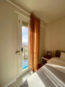 sypialnia z oknem z widokiem na basen w obiekcie Casa Alba w mieście San Pol de Mar