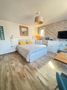 a bedroom with a bed with yellow pillows at Studio Centre Plage parking gratuit in Collioure