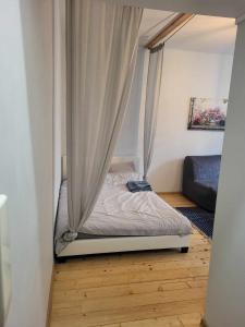 uma cama num quarto com uma cortina em ViP Apartment Krakow na Cracóvia