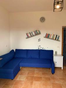 een blauwe bank in een woonkamer bij Butterflies Rest in Gubbio