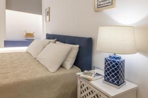 - une chambre avec un lit et une lampe sur une table dans l'établissement Gheba Suites, à Sorrente