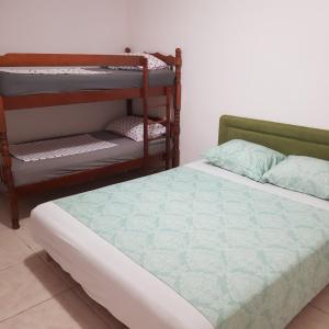 1 Schlafzimmer mit 2 Etagenbetten und einem Etagenbett in der Unterkunft Apartments Nenadić in Utjeha