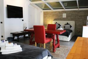 een kamer met een slaapkamer met een bureau en een bed bij BB TORTONA in Milaan