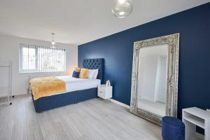 Säng eller sängar i ett rum på Host & Stay - Marsden Beach House