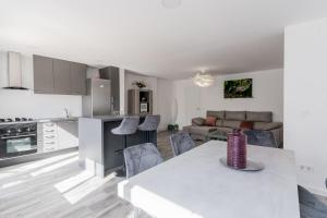 cocina y sala de estar con mesa y sillas en Enjoy Valencia: Deluxe Apartment with Terrace, en Valencia