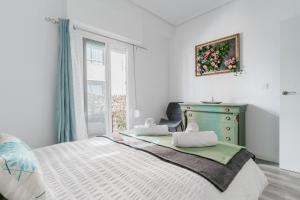 um quarto com uma cama com uma cómoda e uma janela em Enjoy Valencia: Deluxe Apartment with Terrace em Valência