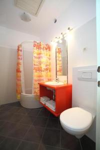 Un baño con inodoro, lavabo y ducha. en Plava Laguna, en Zavala