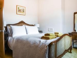 Vintage Cottage في Luddenden Foot: غرفة نوم عليها سرير وفوط