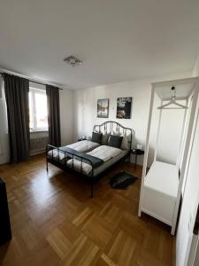 een slaapkamer met een bed in het midden van een kamer bij Maisonette Wohnung 110qm in Linz. in Linz