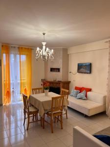 ein Wohnzimmer mit einem Tisch und einem Sofa in der Unterkunft B&B il Tulipano in Muro Lucano
