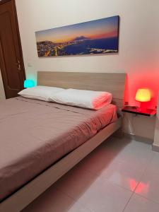 Schlafzimmer mit einem Bett mit Wandgemälde in der Unterkunft B&B il Tulipano in Muro Lucano