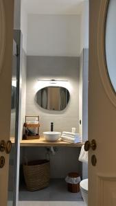 bagno con lavandino e specchio di Re Nasone Rooms in Naples a Napoli