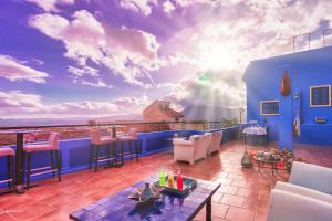 een kamer met een balkon met uitzicht bij Ryad A&B Sarai in Chefchaouene