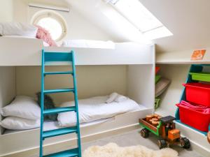 a bunk bed room with a ladder and a bunk bed at 1 The Old Brewhouse in Dartmouth