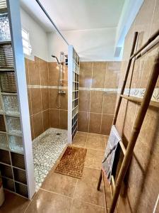 Ein Badezimmer in der Unterkunft Villa 4 ch 140 m2 avec vue sur mer et le tombolo