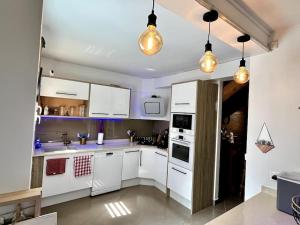 Küche/Küchenzeile in der Unterkunft Villa 4 ch 140 m2 avec vue sur mer et le tombolo