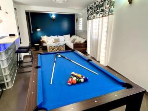 einen Billardtisch in einem Wohnzimmer mit einer Dusche in der Unterkunft Villa 4 ch 140 m2 avec vue sur mer et le tombolo in Sainte-Marie