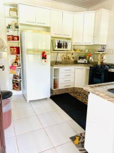 Een keuken of kitchenette bij Aconchego na montanha com BANHEIRA de imersão e 5 suítes 7,5km do centro Águas de Lindóia