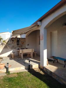 un patio con mesa de picnic y un edificio en Maison 4/6 pers. Quartier calme en Aigues-Mortes