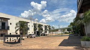 un aparcamiento vacío frente a un edificio en Hotel Boa Viagem, en Barra do Garças