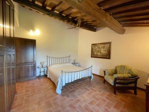 ein Schlafzimmer mit einem Bett und einem Sofa in der Unterkunft Borgo Poggio Bianco in Sarteano