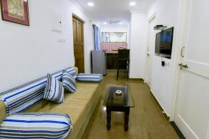 sala de estar con sofá y mesa en 2 Bedroom Apartment in Resort on Candolim Beach en Baga