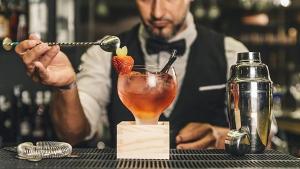 a bartender is stirring a drink with a strawberry at Villa Ambra in Sant'Albino