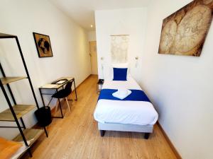 Postel nebo postele na pokoji v ubytování Logis Hôtel Belle Etoile Vichy