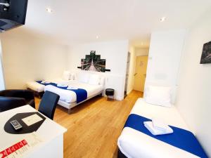 Postel nebo postele na pokoji v ubytování Logis Hôtel Belle Etoile Vichy