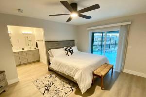 ein Schlafzimmer mit einem Bett und einem Deckenventilator in der Unterkunft Waterfront Gulf Gateway: Pool/Dock/Grill/Gameroom in Fort Myers + 42 Fotos