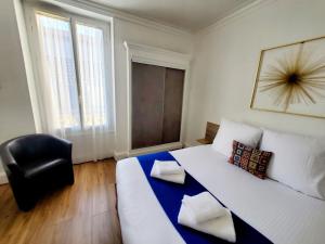 Postel nebo postele na pokoji v ubytování Logis Hôtel Belle Etoile Vichy
