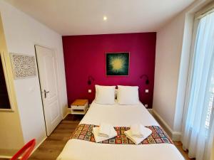 Postel nebo postele na pokoji v ubytování Logis Hôtel Belle Etoile Vichy