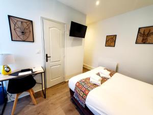 Postel nebo postele na pokoji v ubytování Logis Hôtel Belle Etoile Vichy