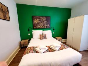 Postel nebo postele na pokoji v ubytování Logis Hôtel Belle Etoile Vichy