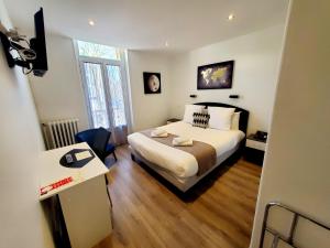 Postel nebo postele na pokoji v ubytování Logis Hôtel Belle Etoile Vichy