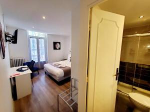 Postel nebo postele na pokoji v ubytování Logis Hôtel Belle Etoile Vichy