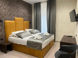 1 dormitorio con 1 cama con toallas en Hotel Ercoli House en Roma