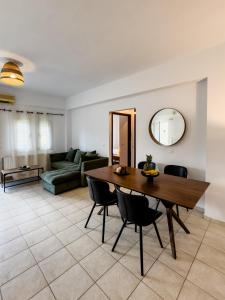 een woonkamer met een tafel en een bank bij Nectar Apartments in Istron
