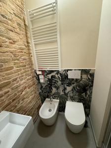 un baño con inodoro y lavabo en Noua Luxury Studio Apartments, en Rávena 44 fotos más
