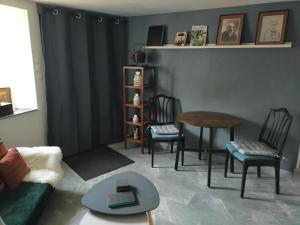 a living room with a table and chairs at Gîte Se Sentir Libre in Crozant