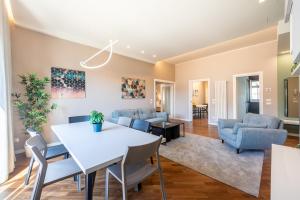 sala de estar con mesa blanca y sillas en San Michele Modern Apartment - con balcone!, en Vicenza